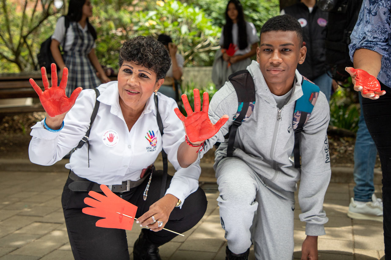 Medellín rechaza la utilización de menores por parte de grupos armados en el marco del Día Internacional de las Manos Rojas Medellín rechaza la utilización de menores por parte de grupos armados en el marco del Día Internacional de las Manos Rojas