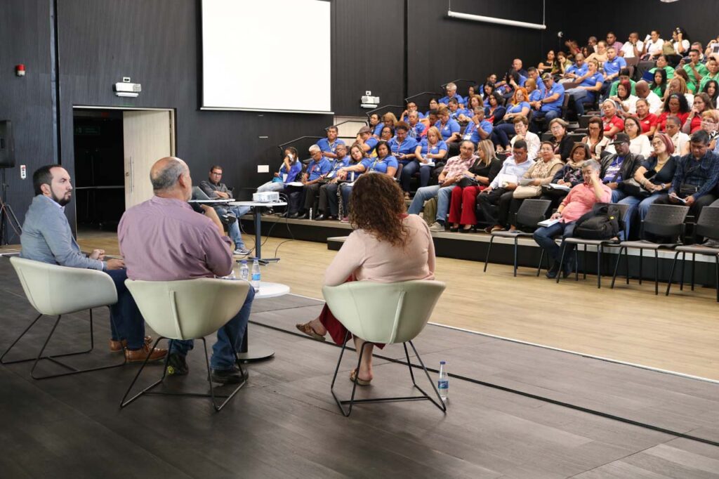 Maestros de panamá, estuvieron en nuestra ciudad aprendiendo sobre prácticas educativas e intercambiando saberes, con lo cual Medellín continúa compartiendo los programas estratégicos en educación con otros países latinoamericano Maestros de panamá, estuvieron en nuestra ciudad aprendiendo sobre prácticas educativas e intercambiando saberes, con lo cual Medellín continúa compartiendo los programas estratégicos en educación con otros países latinoamericano