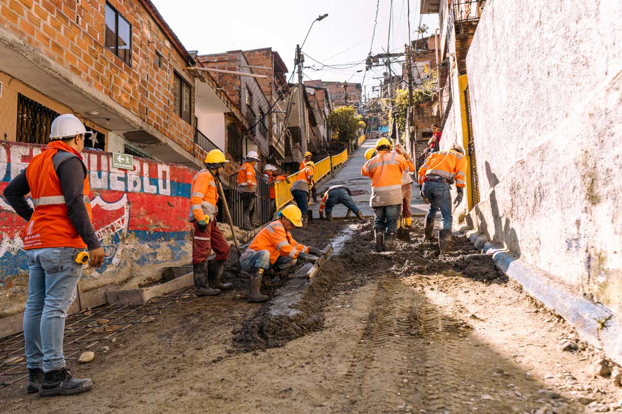 Medellín mejora sus vías en concreto para garantizar la movilidad de más de 20.000 personas