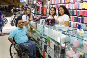 La Alcaldía de Medellín entregó planes de negocio e insumos que benefician a 263 personas con discapacidad