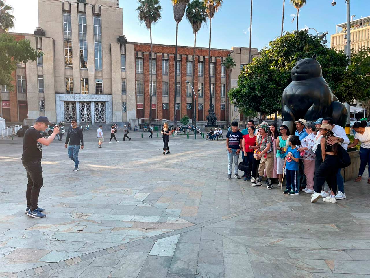 Con 32 Policías permanentes, controles de acceso y embellecimiento del entorno, avanza la recuperación de la Plaza Botero