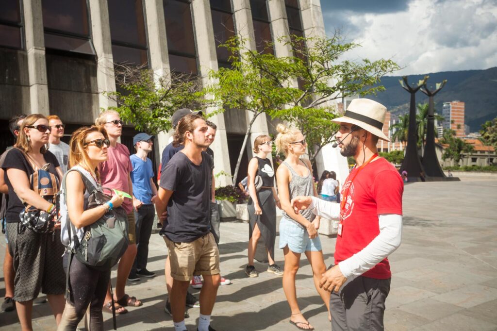 Los turistas extranjeros que visiten Medellín pueden pedir la devolución del IVA de sus compras