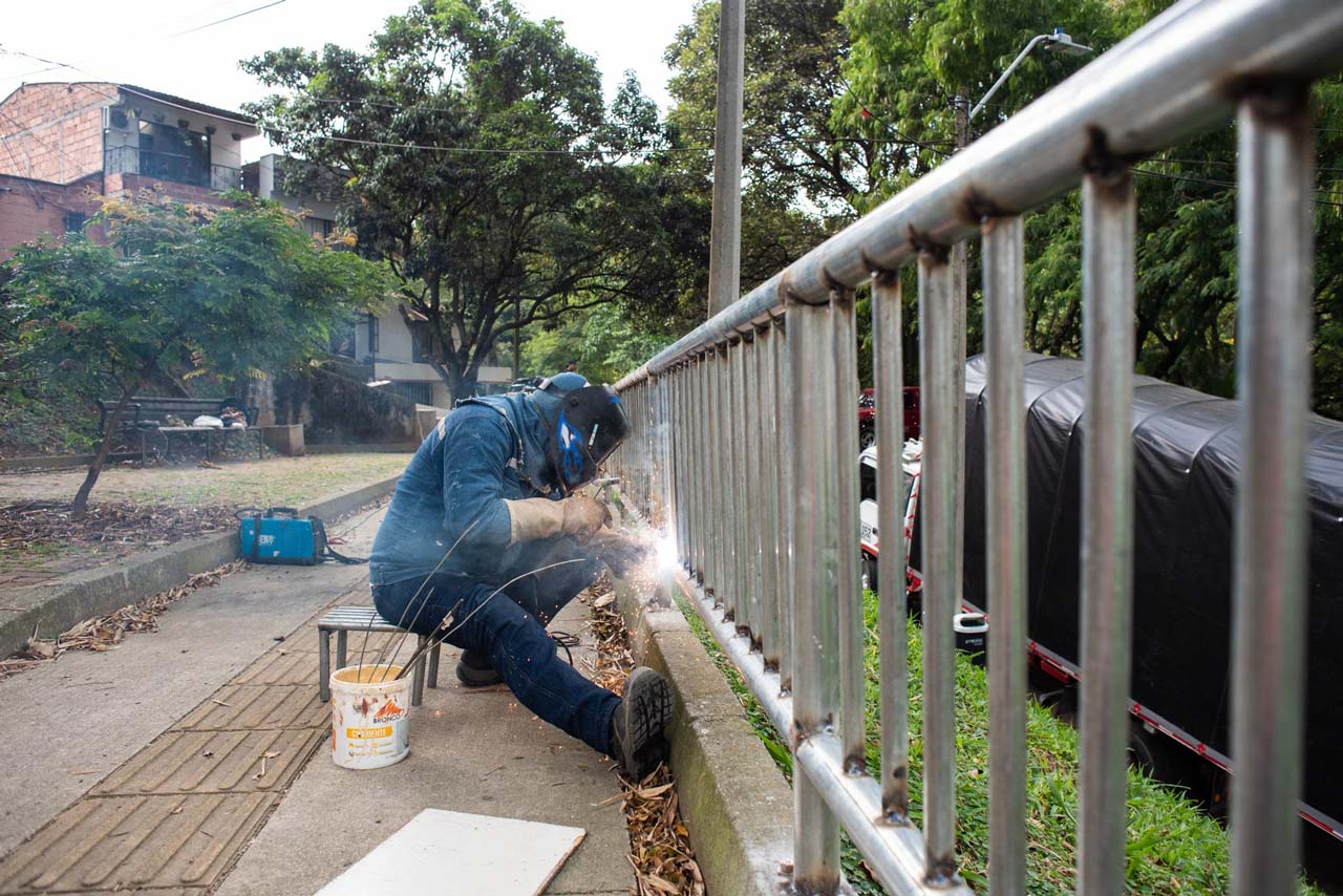 La Alcaldía de Medellín adelanta acciones de instalación y mantenimiento de pasamanos y defensas viales