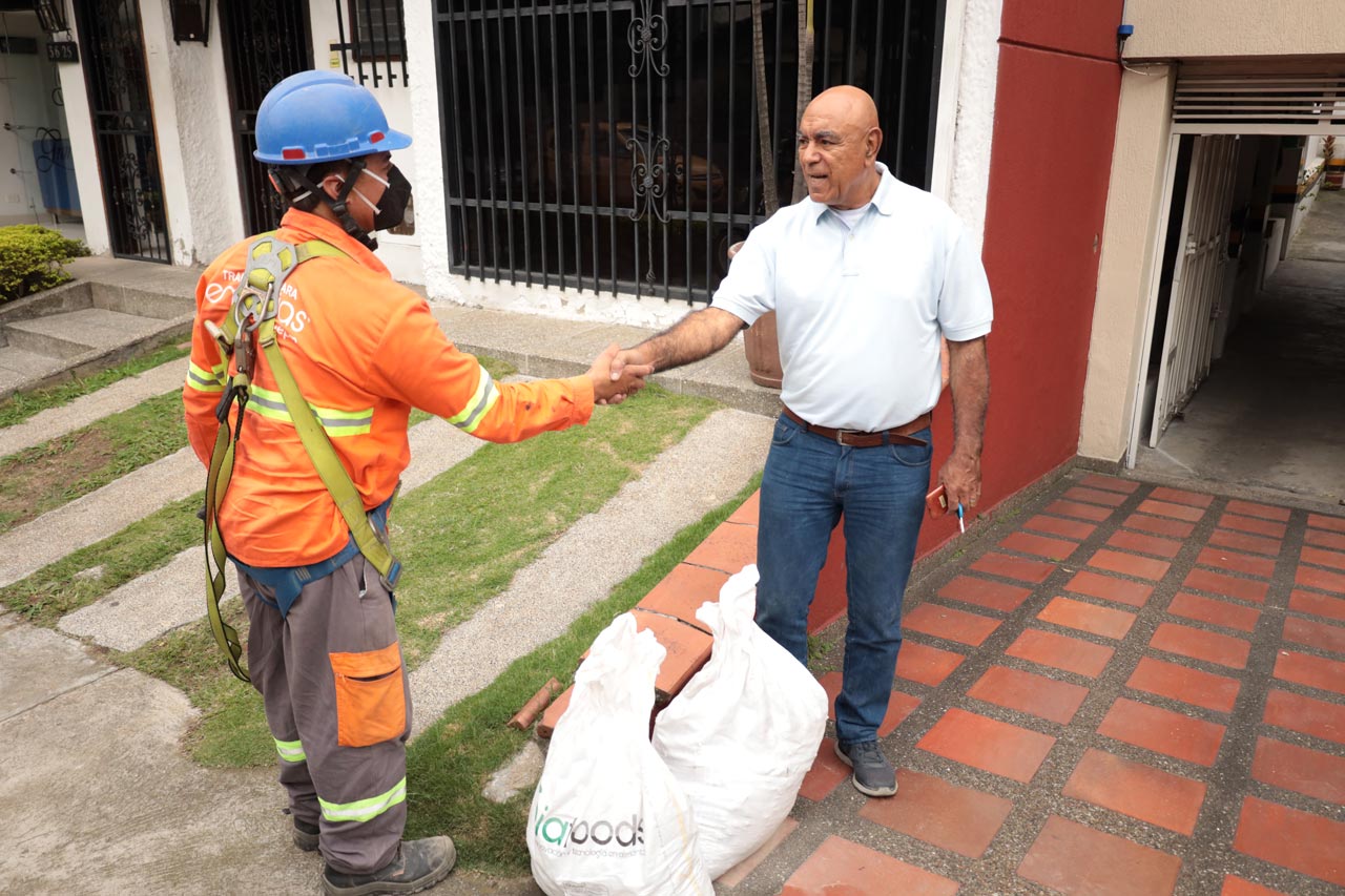 Medellín lanzó plan piloto para recolección gratuita de escombros y electrodomésticos en Popular, Castilla y Guayabal