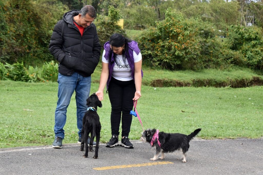 Familia Hernández Galeano quienes adoptaron a Lennon