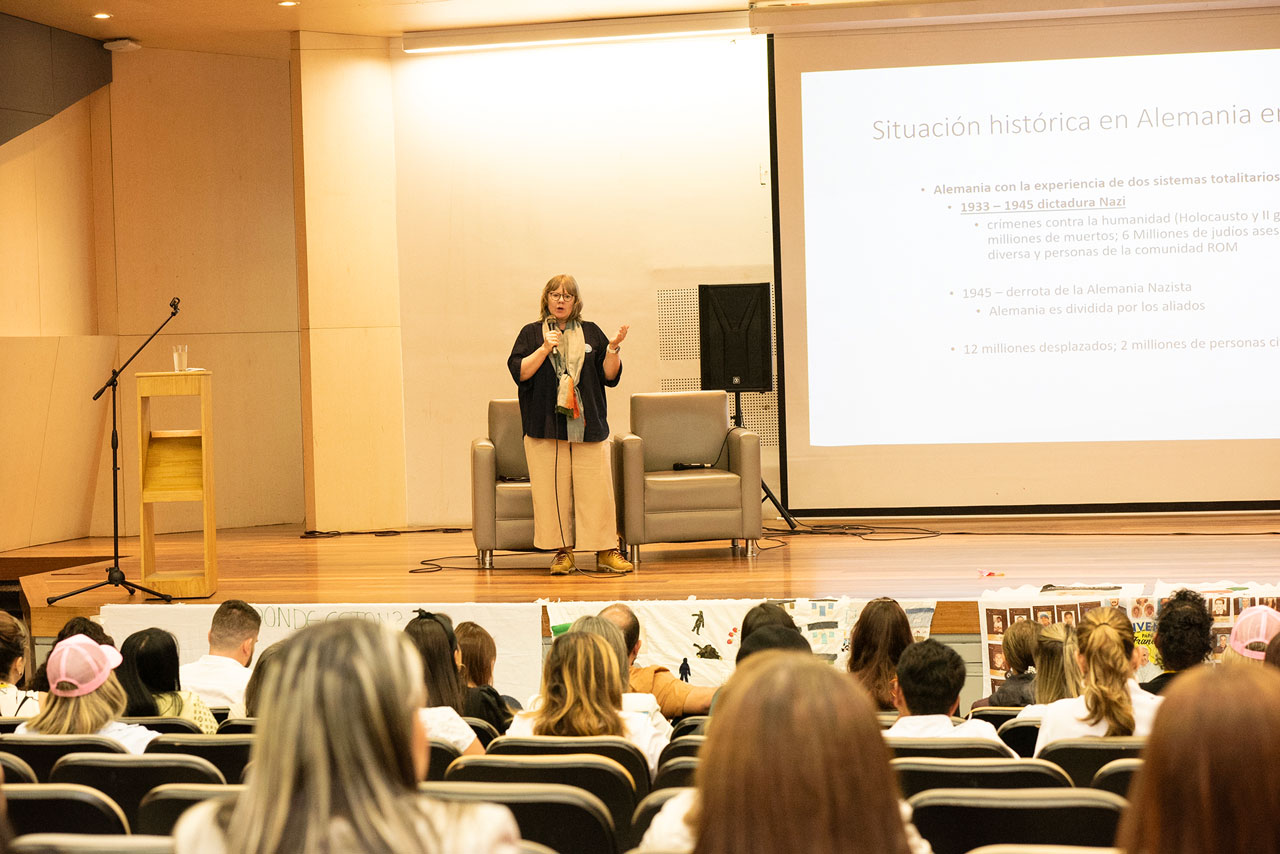 Primeras damas del país y lideresas sociales compartieron experiencias de memoria, paz y resiliencia en Medellín