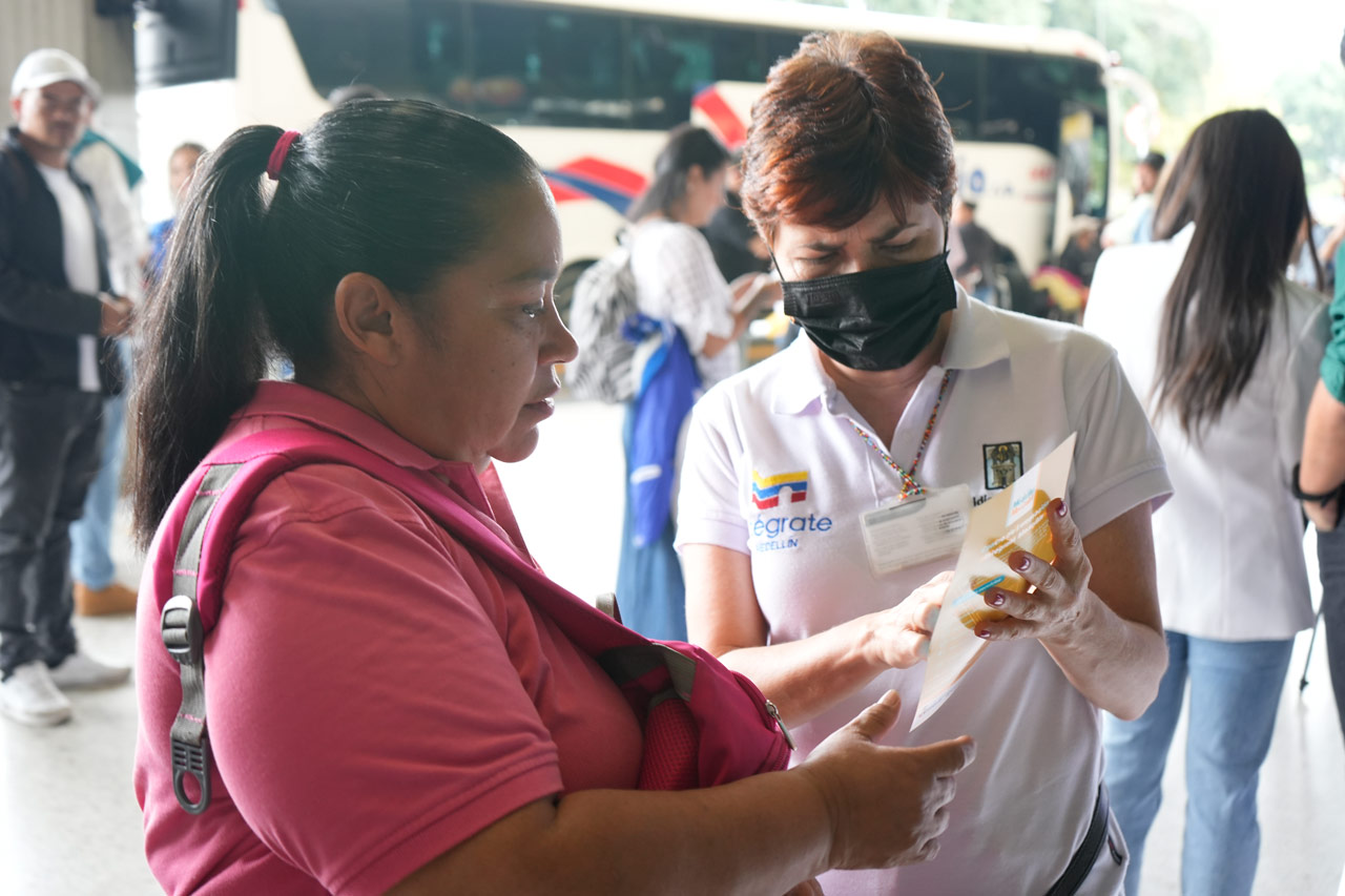 Medellín abre nuevo punto de información y orientación para personas refugiadas y migrantes en la Terminal del Norte