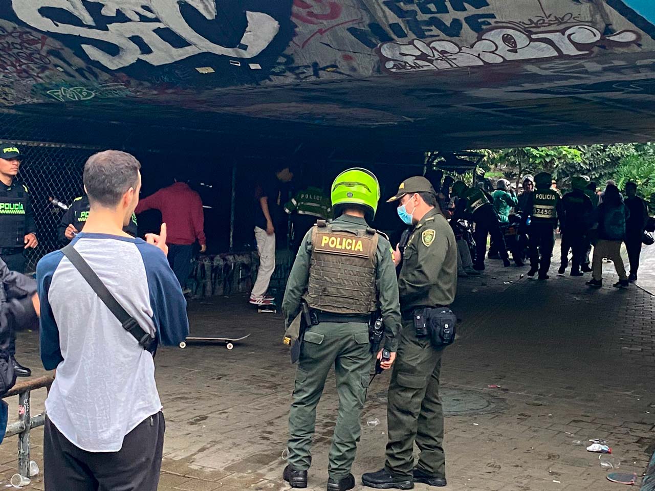 Nuevo “Operativo Relámpago” con más de 100 uniformados y funcionarios se tomaron los bajos del puente de la 4 Sur