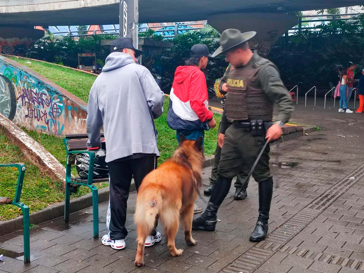 Nuevo “Operativo Relámpago” con más de 100 uniformados y funcionarios se tomaron los bajos del puente de la 4 Sur Nuevo “Operativo Relámpago” con más de 100 uniformados y funcionarios se tomaron los bajos del puente de la 4 Sur