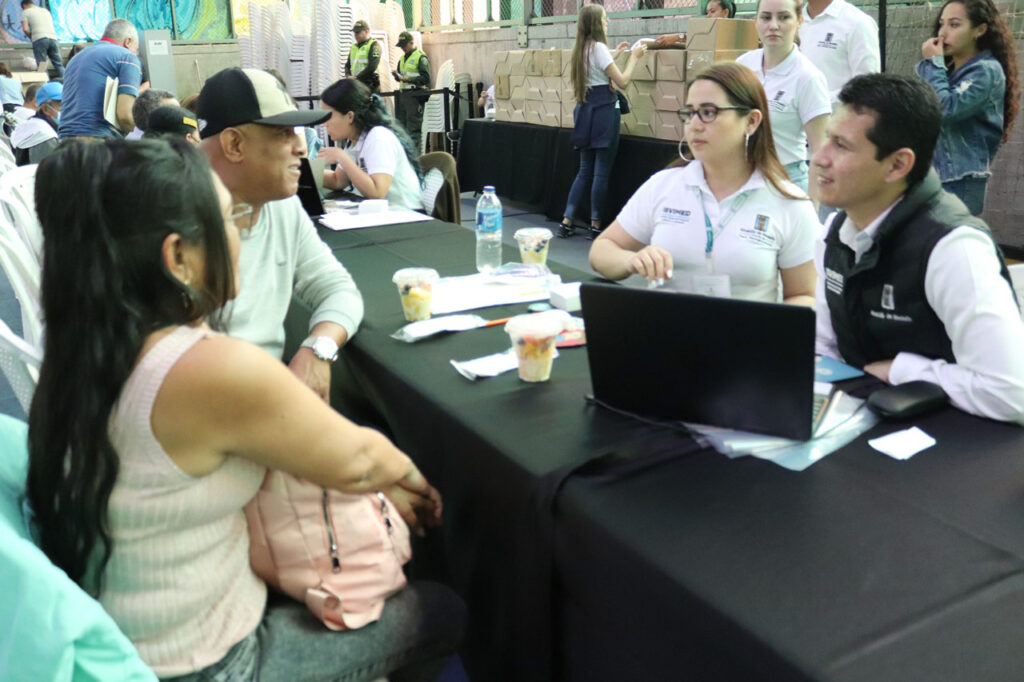 2.277 familias de Medellín recibieron reconocimiento de vivienda