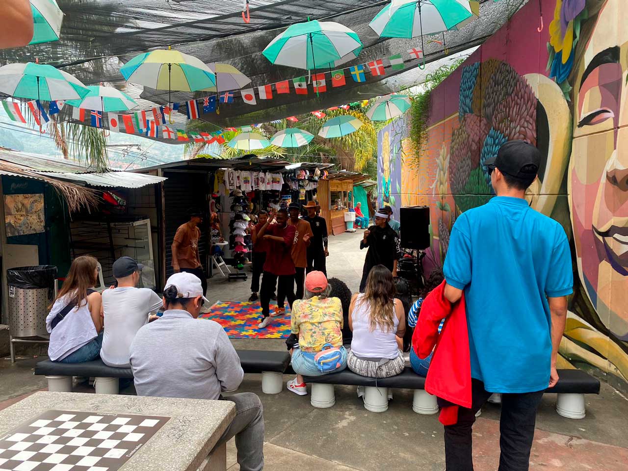 La Alcaldía de Medellín ha formado a 184 personas en el sector del turismo de la Comuna 13 La Alcaldía de Medellín ha formado a 184 personas en el sector del turismo de la Comuna 13
