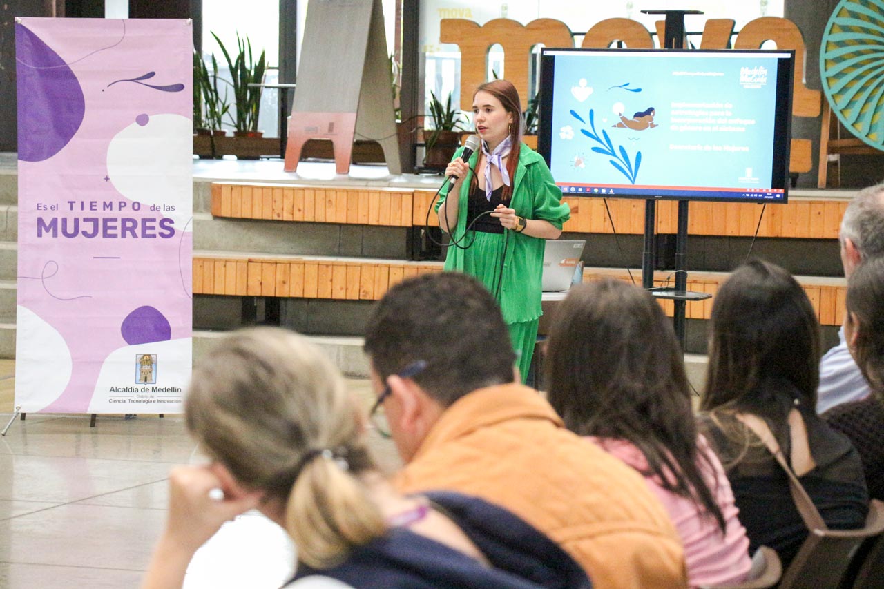 La Alcaldía de Medellín entregó 1.000 Desestereotípate, un juego para la equidad de género en las aulas