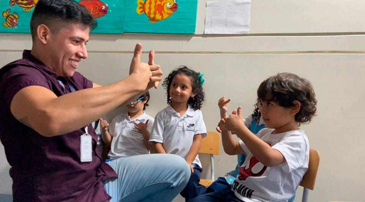 Niños del ITM aprenden señas