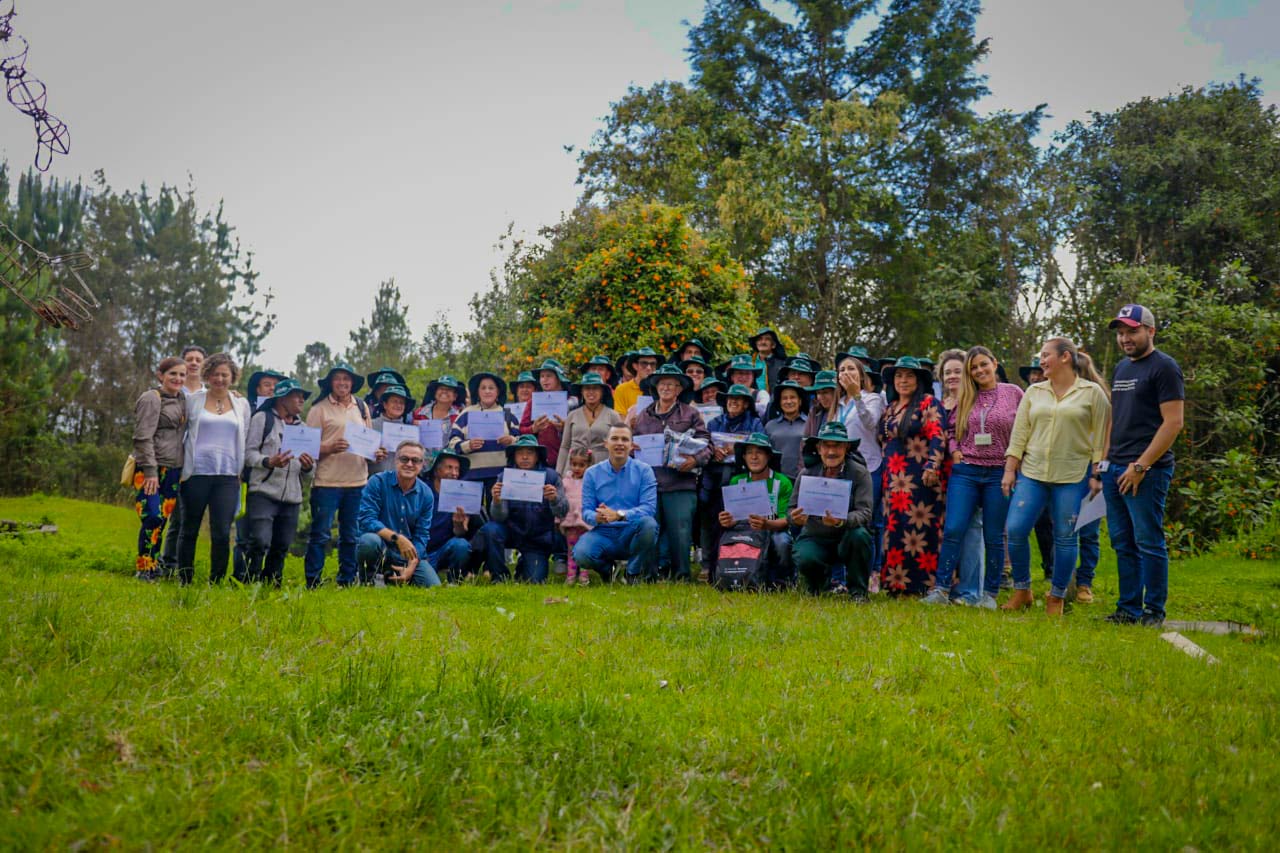 50 productores rurales de Santa Elena mejoraron sus prácticas agrícolas con ayuda de la Alcaldía de Medellín