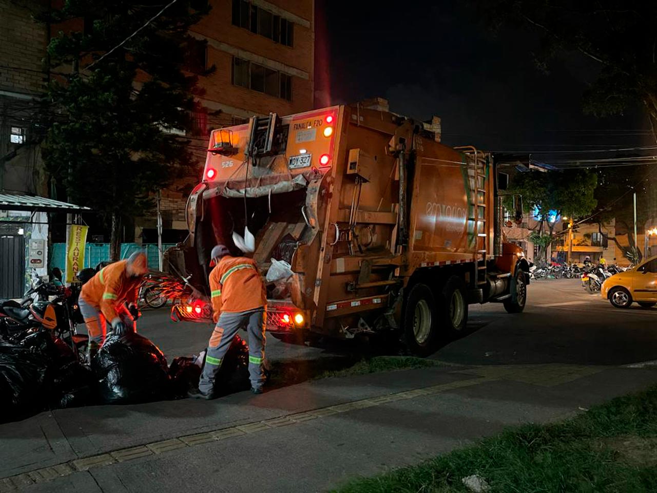 Con recolección nocturna y 4.000 contenedores más, avanza la renovación del servicio de aseo en Medellín