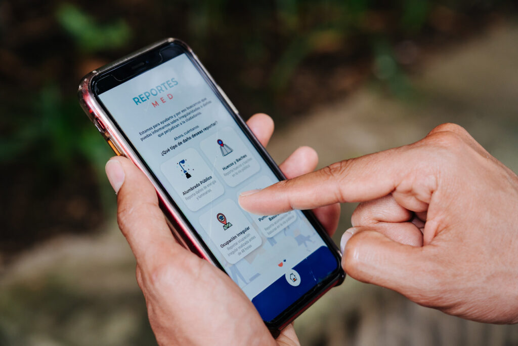 Más de 1.500 huecos al mes son tapados en Medellín, gracias a los registros en ReportesMed