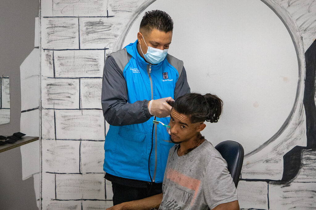 John Fredy Barrada, un ex habitante de calle que ahora trabaja con el equipo de intervención en calle de la Secretaría de Inclusión Social