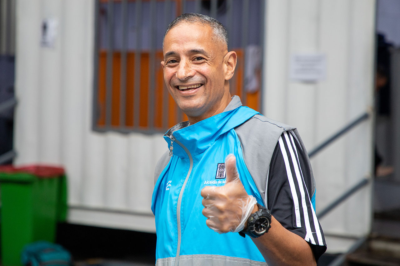 John Fredy Barrada, un ex habitante de calle que ahora trabaja con el equipo de intervención en calle de la Secretaría de Inclusión Social