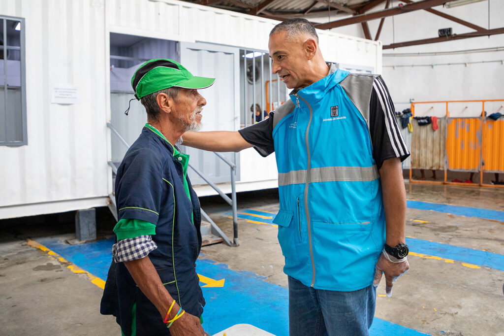 John Fredy Barrada, un ex habitante de calle que ahora trabaja con el equipo de intervención en calle de la Secretaría de Inclusión Social