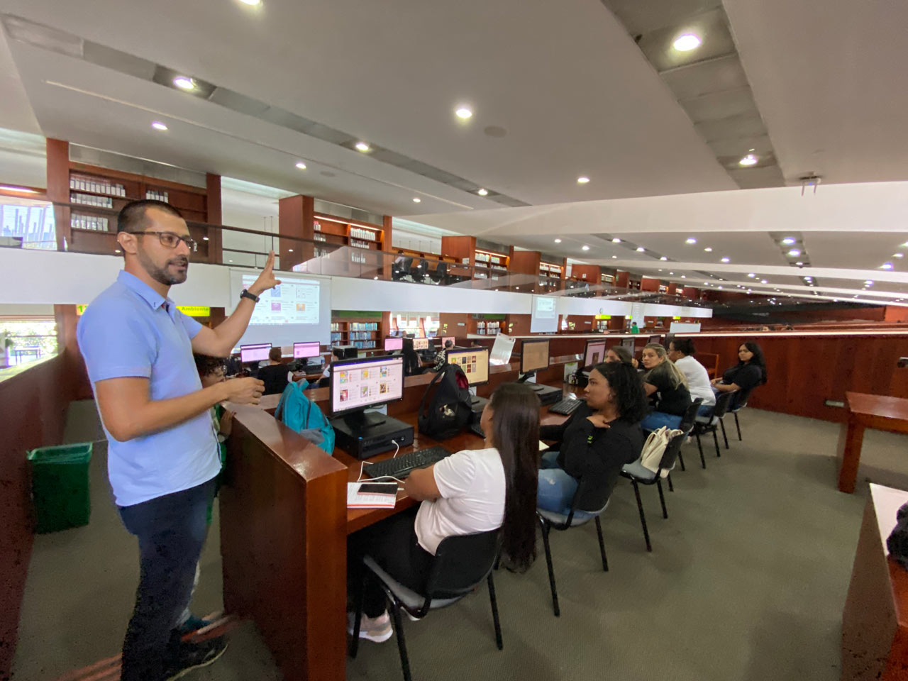 Bibliotecarios de las instituciones educativas oficiales de Medellín se capacitan en procesos digitales