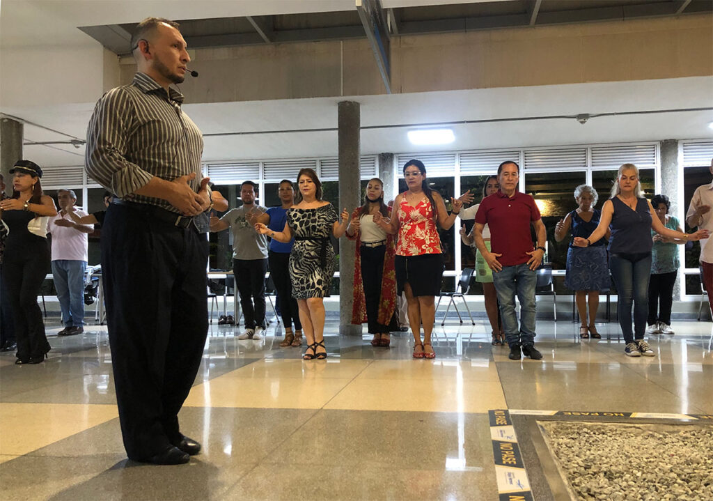 Tango en el Patio Gardel del aeropuerto Olaya Herrera 