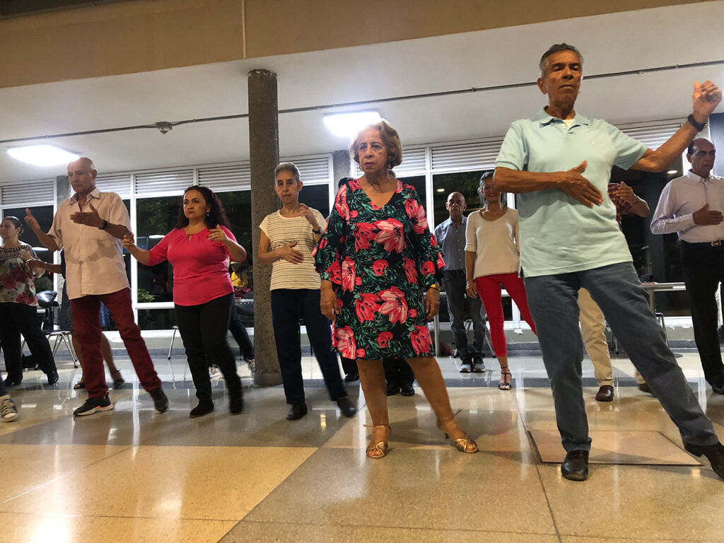 Tango en el Patio Gardel del aeropuerto Olaya Herrera 