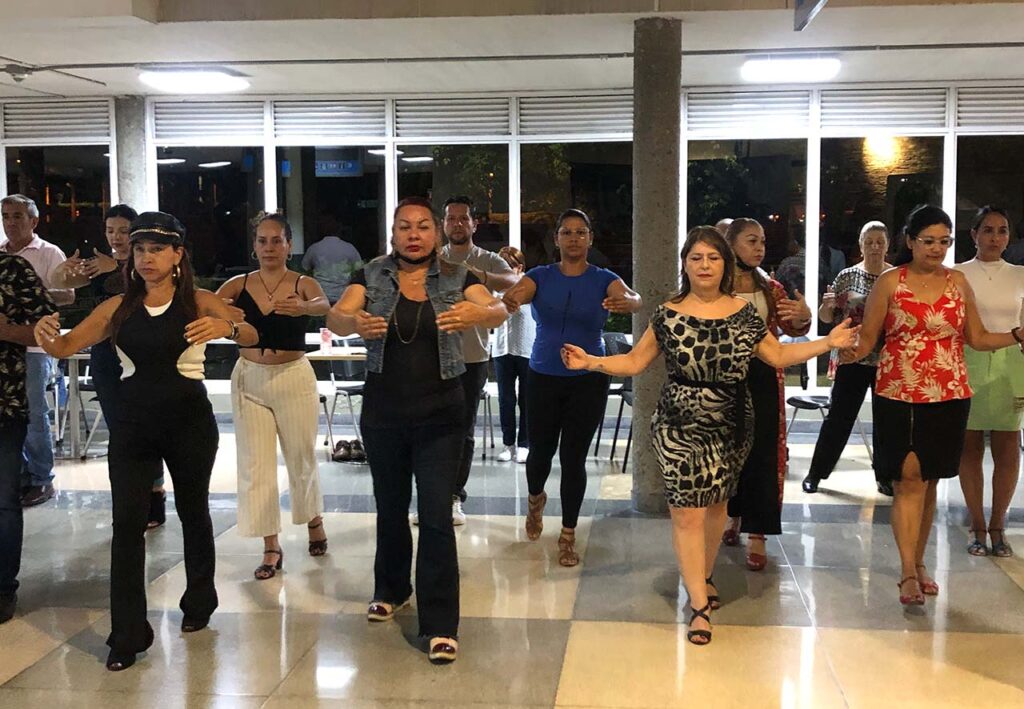 Tango en el Patio Gardel del aeropuerto Olaya Herrera 