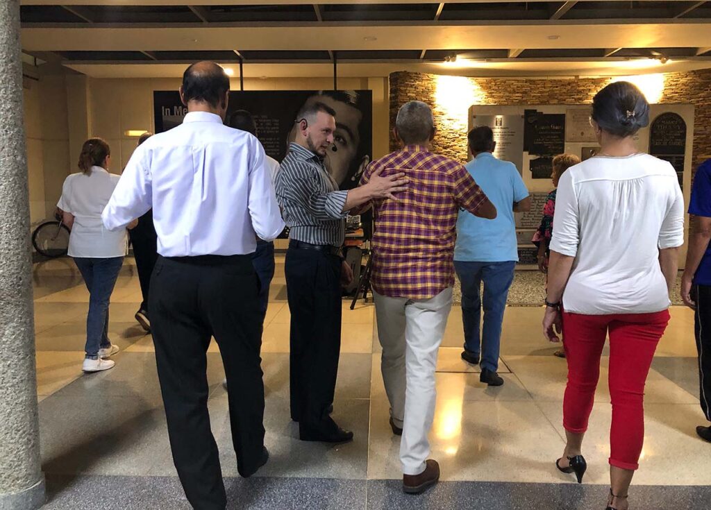 Tango en el Patio Gardel del aeropuerto Olaya Herrera 