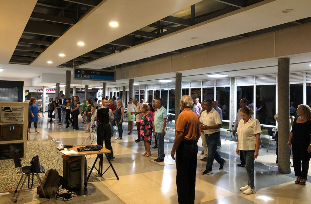 Tango en el Patio Gardel del aeropuerto Olaya Herrera 