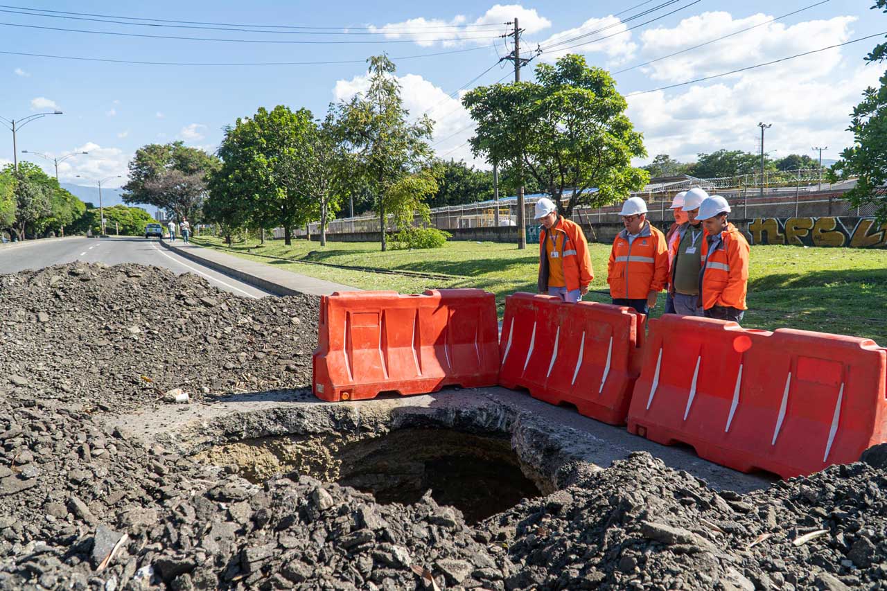 Por hundimiento en la vía fue necesario cerrar la calzada occidental de la Avenida Paralela