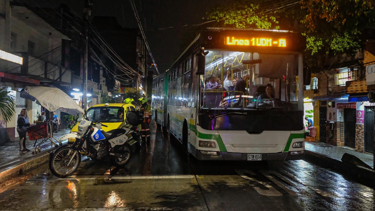 37 motos fueron inmovilizadas en nuevo operativo contra la invasión al carril exclusivo de Metroplús en Medellín