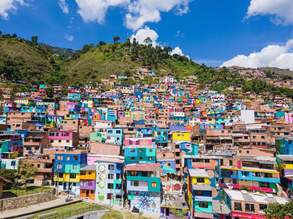 Constelaciones, el mural artístico más grande de Medellín, se potencia como nuevo destino turístico y cultural