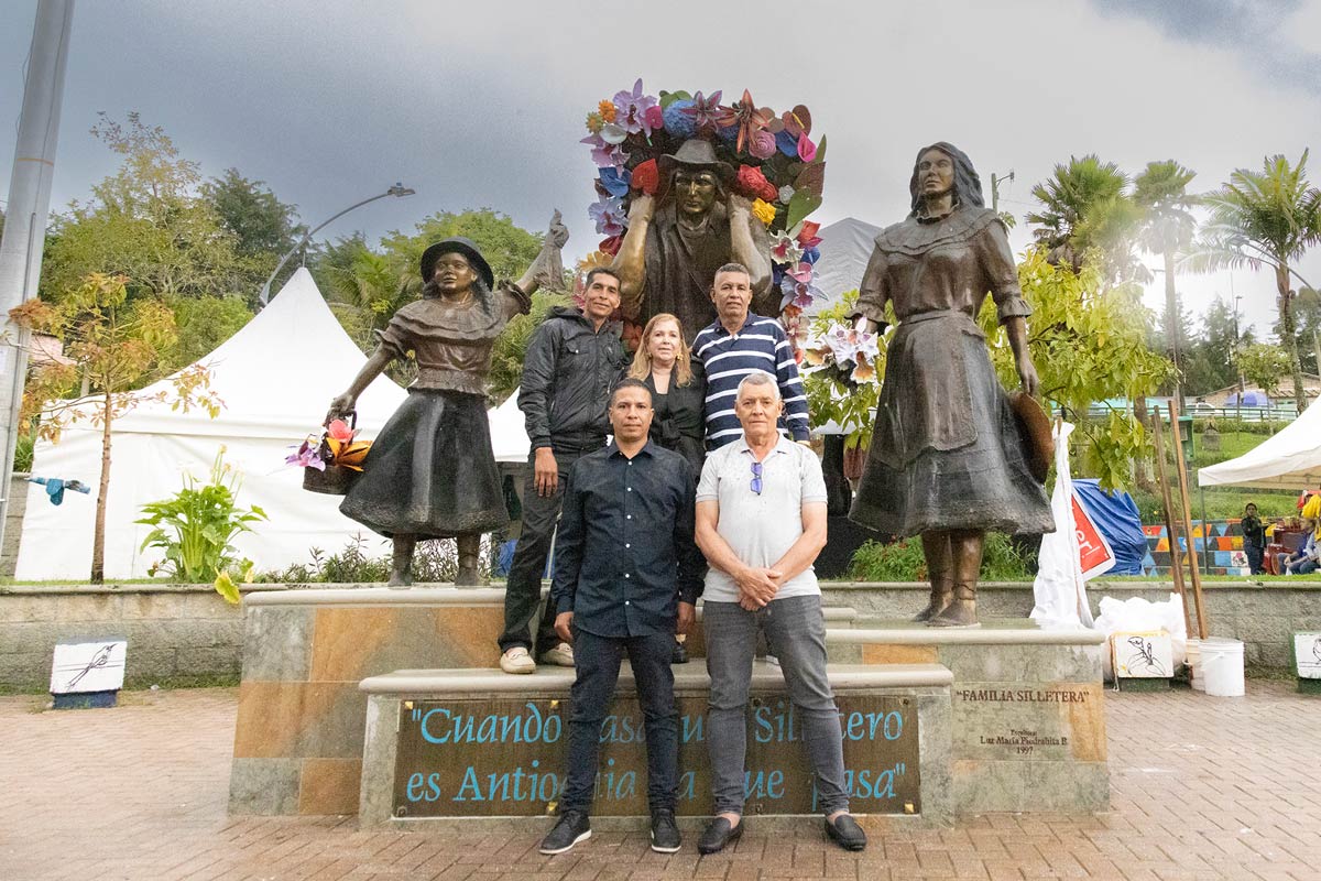 Estatua Familia Silletera