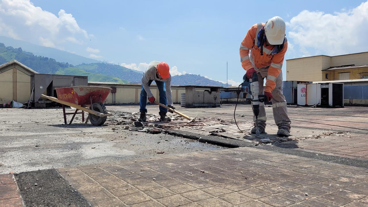 Con obras de mantenimiento en la U. H. San Javier, la Alcaldía de Medellín inició el plan de mejoramiento de la red hospitalaria de Metrosalud en la comuna 13