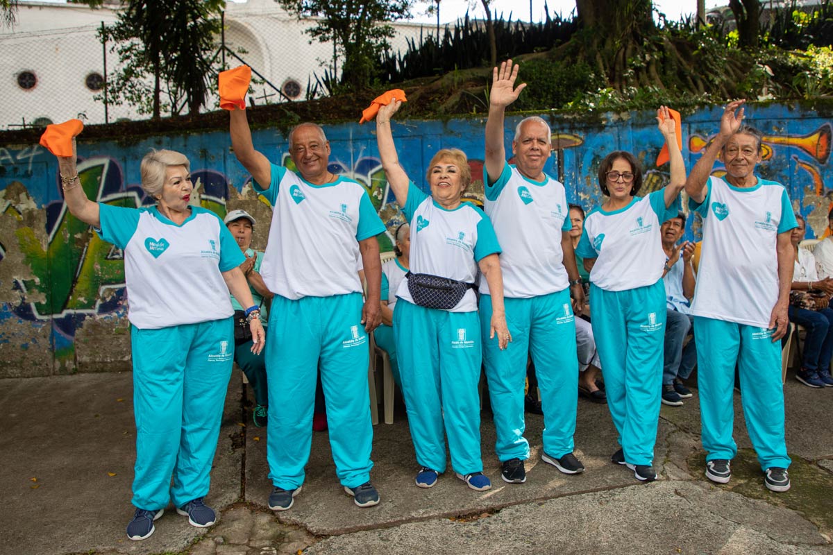 Entrega de uniformes a personas mayores