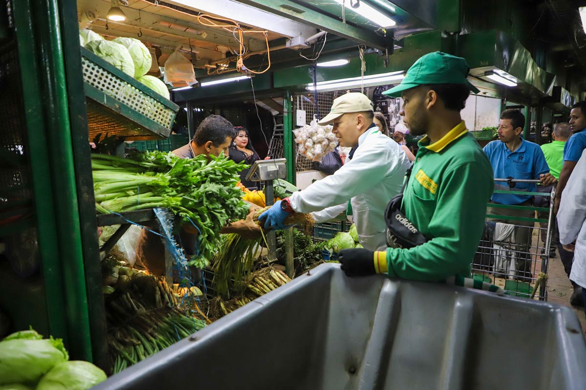 Entrega de verduras a familias vulnerables