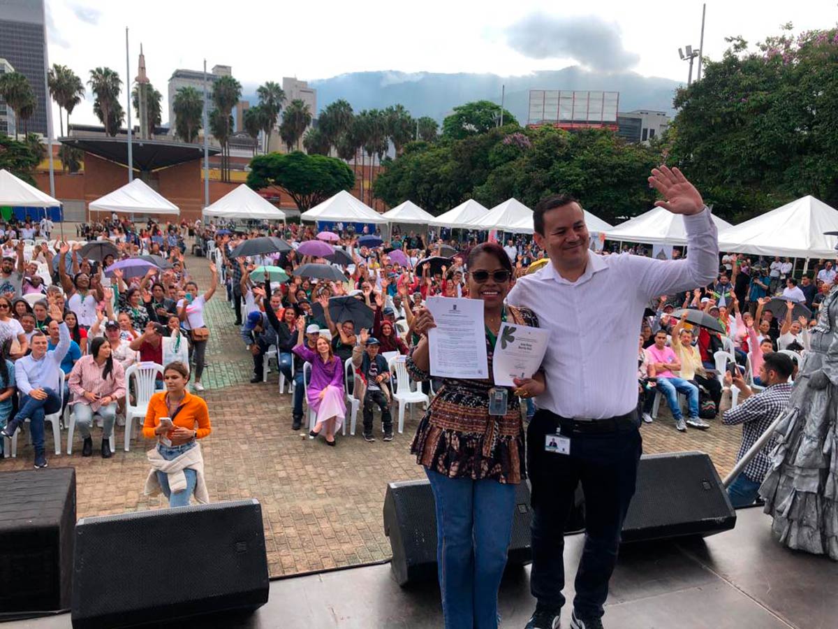 Entregan 725 permisos a venteros en Medellín
