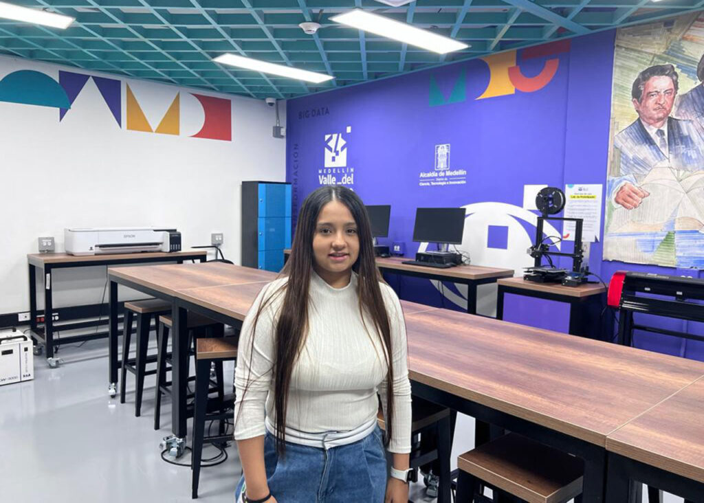 María Carolina Arias Estrada es tecnóloga en sistemas mecatrónicos, laboratorista de Ruta N y dicta en los CVS talleres enfocados en las tecnologías de la Cuarta Revolución Industrial y emprendimiento