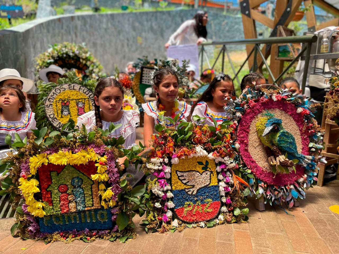 Estudiantes y maestros del sistema educativo oficial del Distrito se vinculan a la Feria de las Flores Estudiantes y maestros del sistema educativo oficial del Distrito se vinculan a la Feria de las Flores