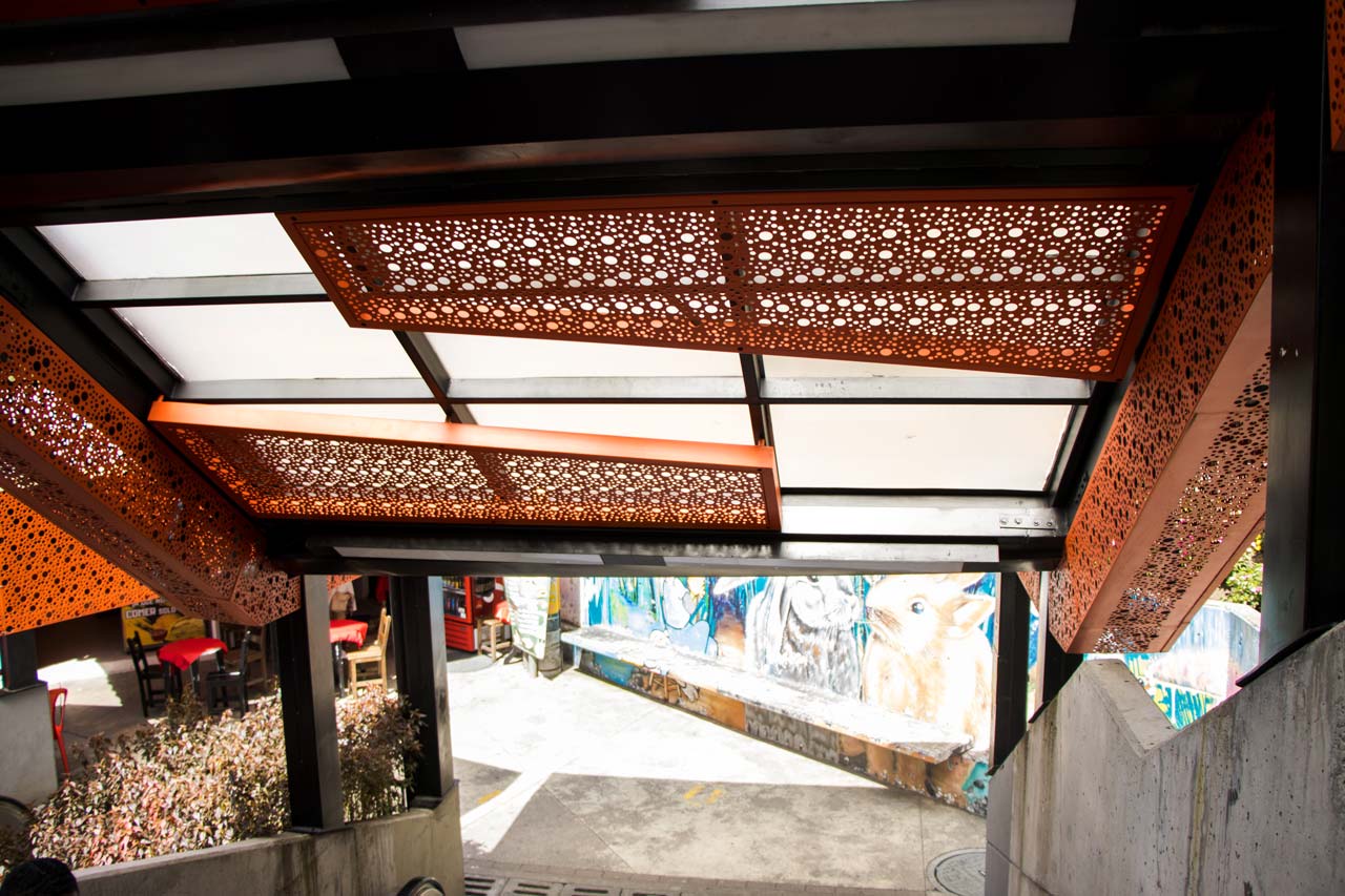 Con nuevas luminarias y mejoras en todo el proyecto, concluyó el mantenimiento preventivo de las escaleras eléctricas de la comuna 13 Con nuevas luminarias y mejoras en todo el proyecto, concluyó el mantenimiento preventivo de las escaleras eléctricas de la comuna 13