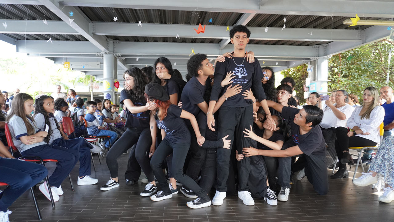 Medellín se sumó a la estrategia nacional “La Escuela Abraza la Verdad”, por segundo año consecutivo