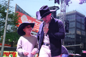 Luis Alfonso Rendón, canta con sus hijos en tarima. Foto: Jhonny Zuluaga G.