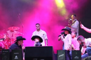 Luis Alfonso Rendón, canta con sus hijos en tarima. Foto: Jhonny Zuluaga G.