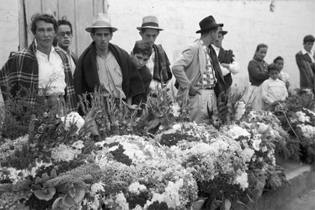 “El silletero es hoy el símbolo de Antioquia como antaño lo fuera el arriero conquistador y corremundos”, se leyó en el periódico El Colombiano en 1971. Gabriel Carvajal Pérez, s.f. Archivo fotográfico BPP (Libro: Silleteros un pasado que florece).