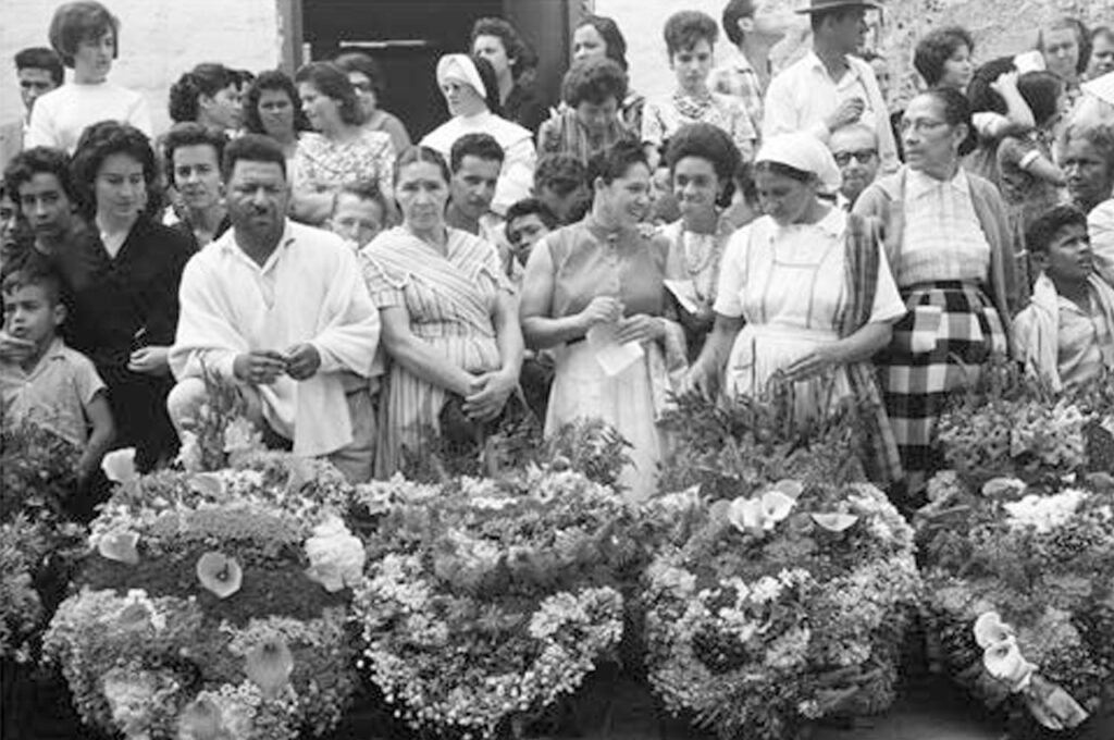 “El silletero es hoy el símbolo de Antioquia como antaño lo fuera el arriero conquistador y corremundos”, se leyó en el periódico El Colombiano en 1971. Gabriel Carvajal Pérez, s.f. Archivo fotográfico BPP (Libro: Silleteros un pasado que florece).