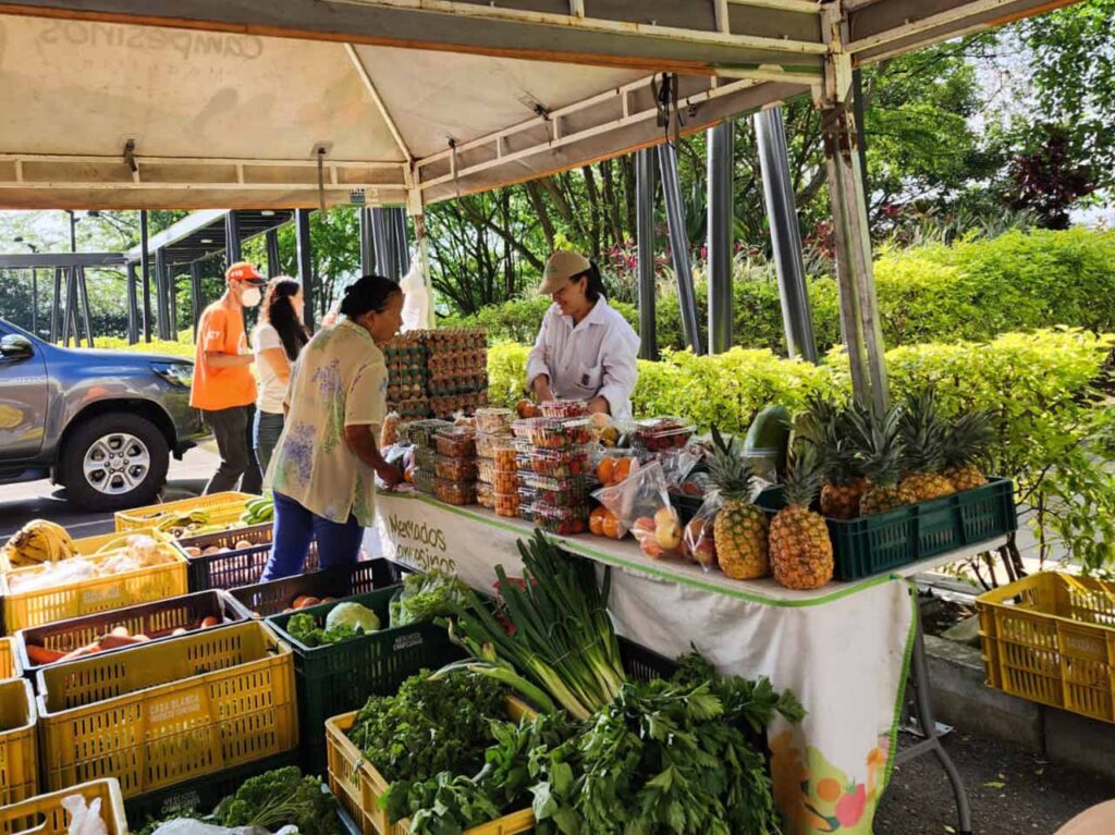 Tiendas Móviles que promueven las ventas de los productos que cultivan los campesinos de Medellín