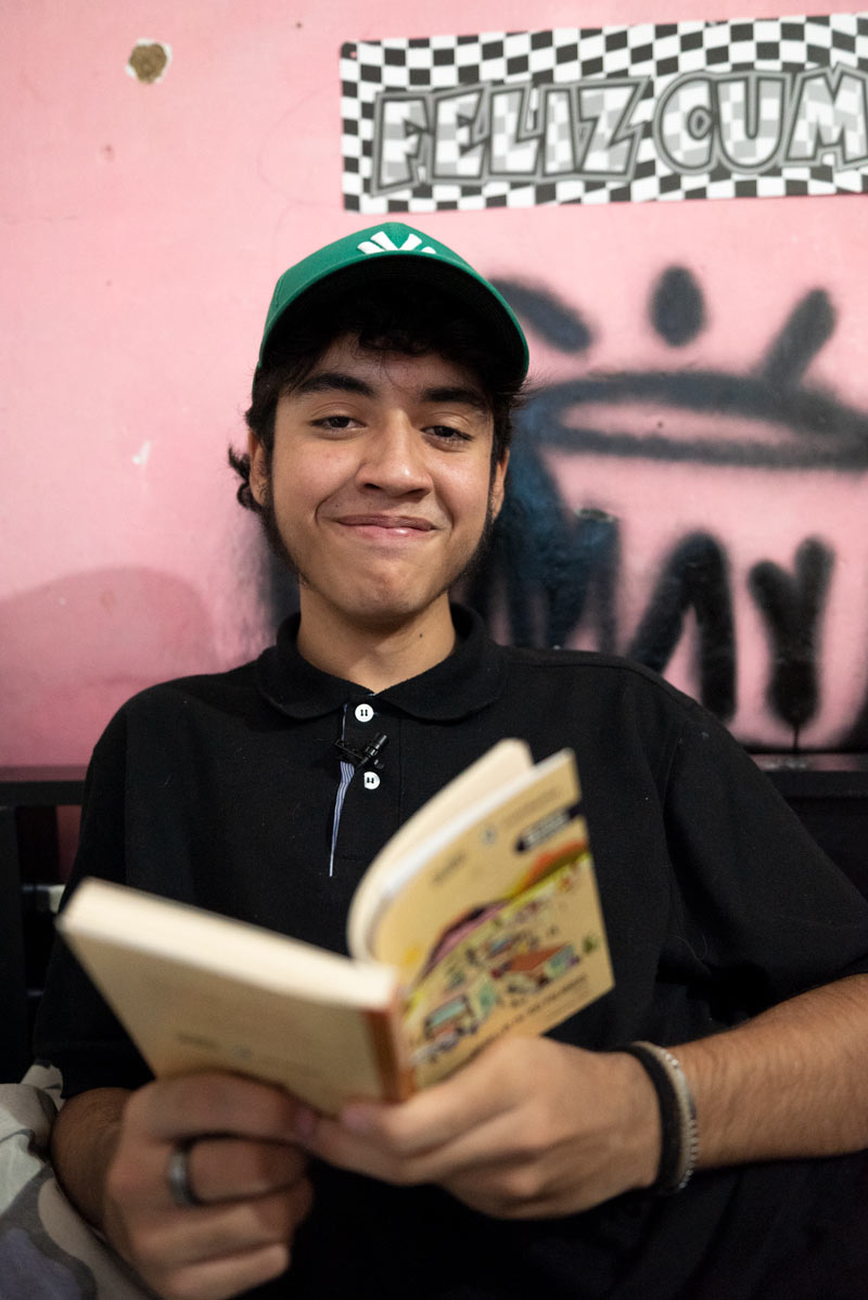 Miguel con el libro donde se publicó el cuento ganador Miguel con el libro donde se publicó el cuento ganador