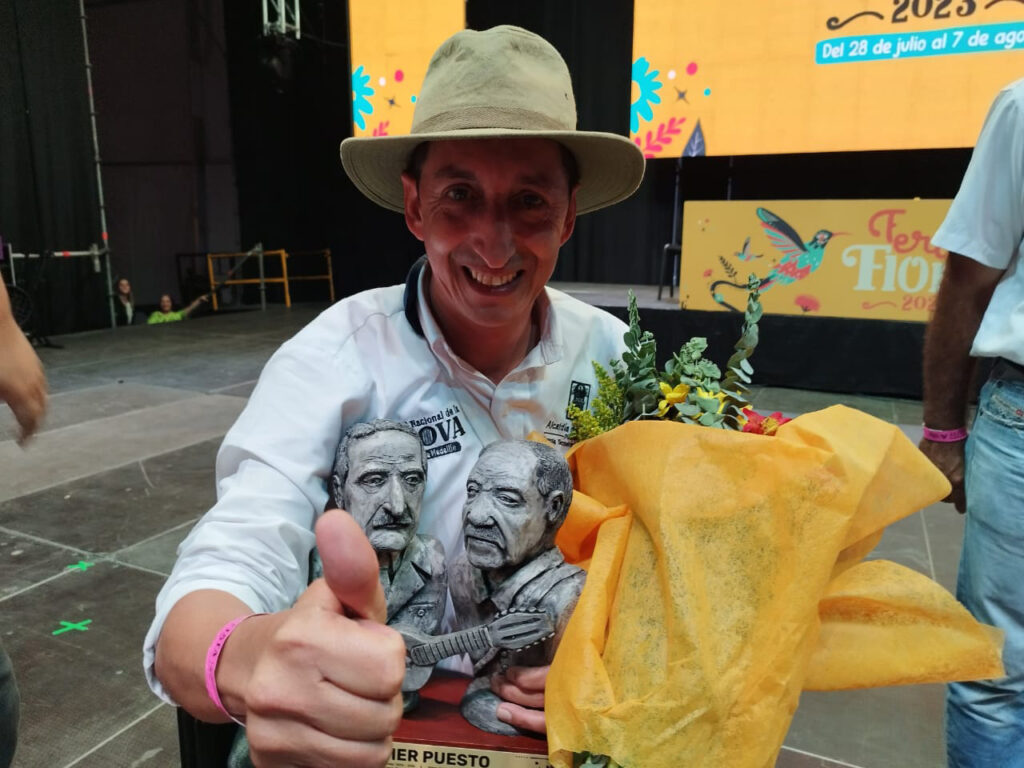 Juan Carlos Vargas “El Alacrán” es el nuevo Rey del Festival Nacional de la Trova en la Feria de las Flores
