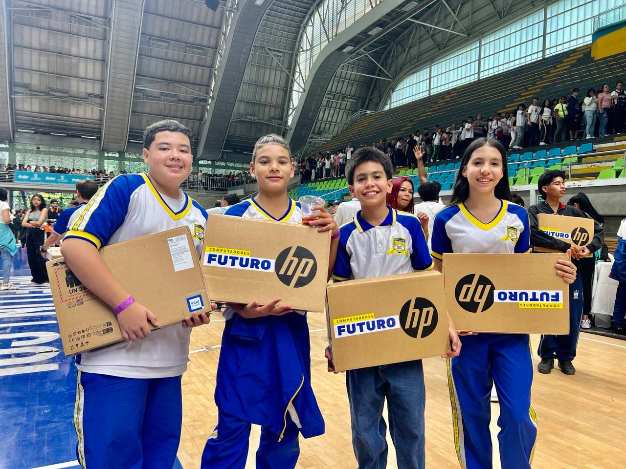 Más de 21.000 estudiantes de sexto y séptimo se beneficiaron con una nueva entrega de Computadores Futuro