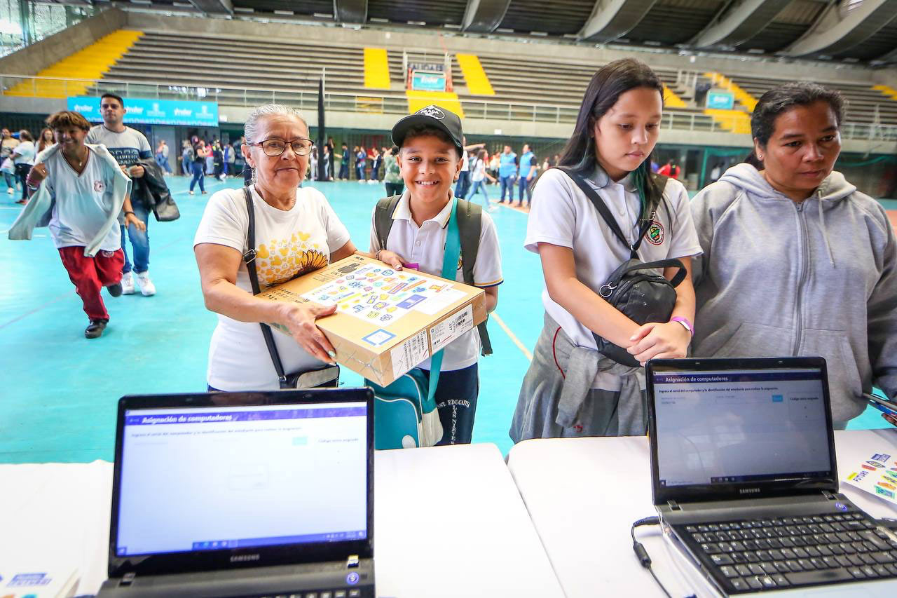 La Alcaldía de Medellín continúa con el seguimiento al uso de los más de 130.000 Computadores Futuro priorizados La Alcaldía de Medellín continúa con el seguimiento al uso de los más de 130.000 Computadores Futuro priorizados